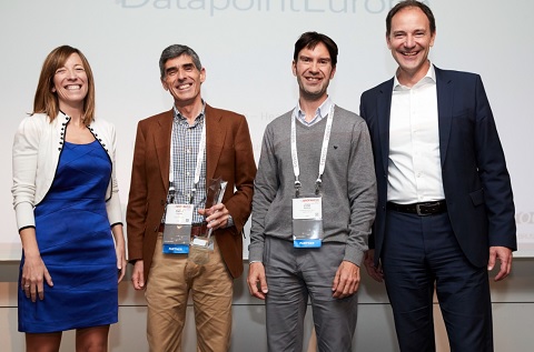 Rafael Aranda, CEO de Datapoint, con el galardón entregado por Genesys Rafael Aranda, CEO de Datapoint, con el galardón entregado por Genesys