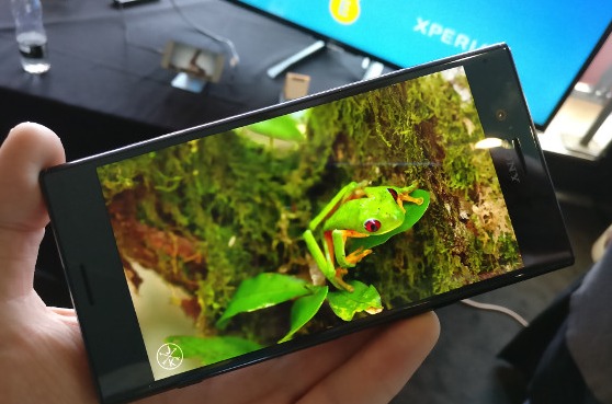 Un teléfono Sony Xperia. Un teléfono Sony Xperia.