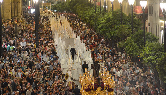 Semana Santa en Sevilla: tradición y modernidad Semana Santa en Sevilla: tradición y modernidad
