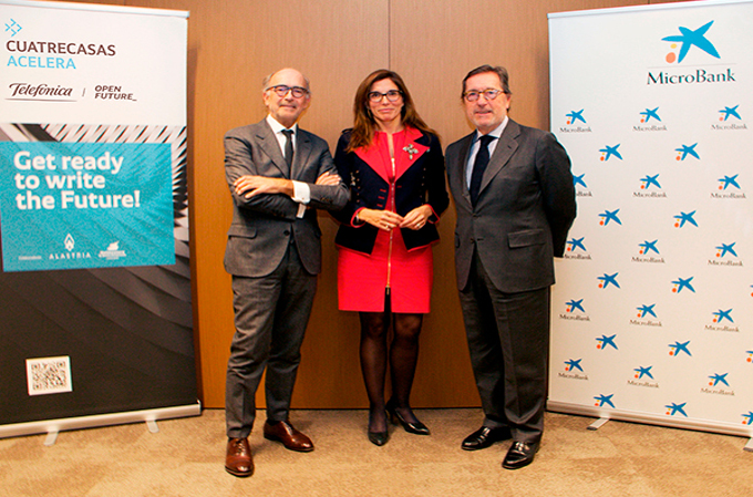 Rafael Fontana, presidente ejecutivo de Cuatrecasas, María Alsina, directora territorial de Caixabank, y Antoni Vila, presidente de Microbank. Rafael Fontana, presidente ejecutivo de Cuatrecasas, María Alsina, directora territorial de Caixabank, y Antoni Vila, presidente de Microbank.