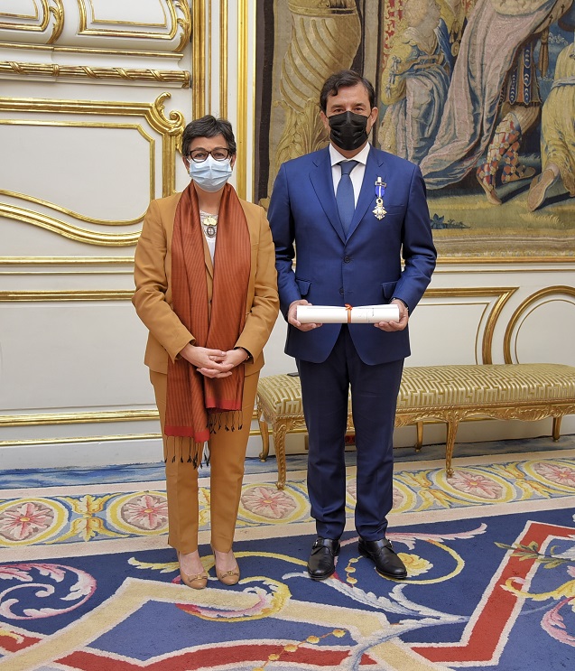 Arancha González Laya, Ministra de Asuntos Exteriores, Unión Europea y Cooperación ha impuesto este reconocimiento a César Cernuda por estrechar los lazos comerciales entre España y Estados Unidos Arancha González Laya, Ministra de Asuntos Exteriores, Unión Europea y Cooperación ha impuesto este reconocimiento a César Cernuda por estrechar los lazos comerciales entre España y Estados Unidos