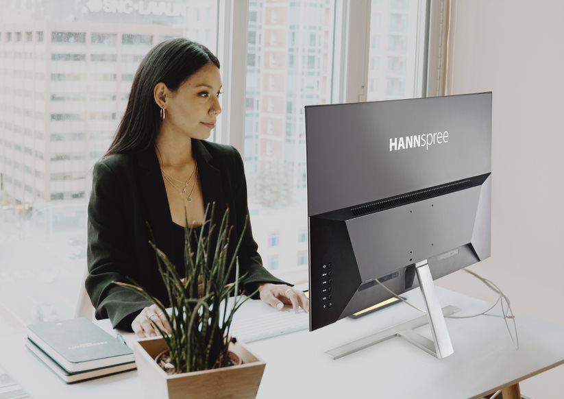 Una persona usa un monitor de Hannspree. Una persona usa un monitor de Hannspree.