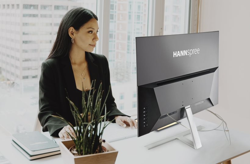Una persona usa un monitor de Hannspree Una persona usa un monitor de Hannspree