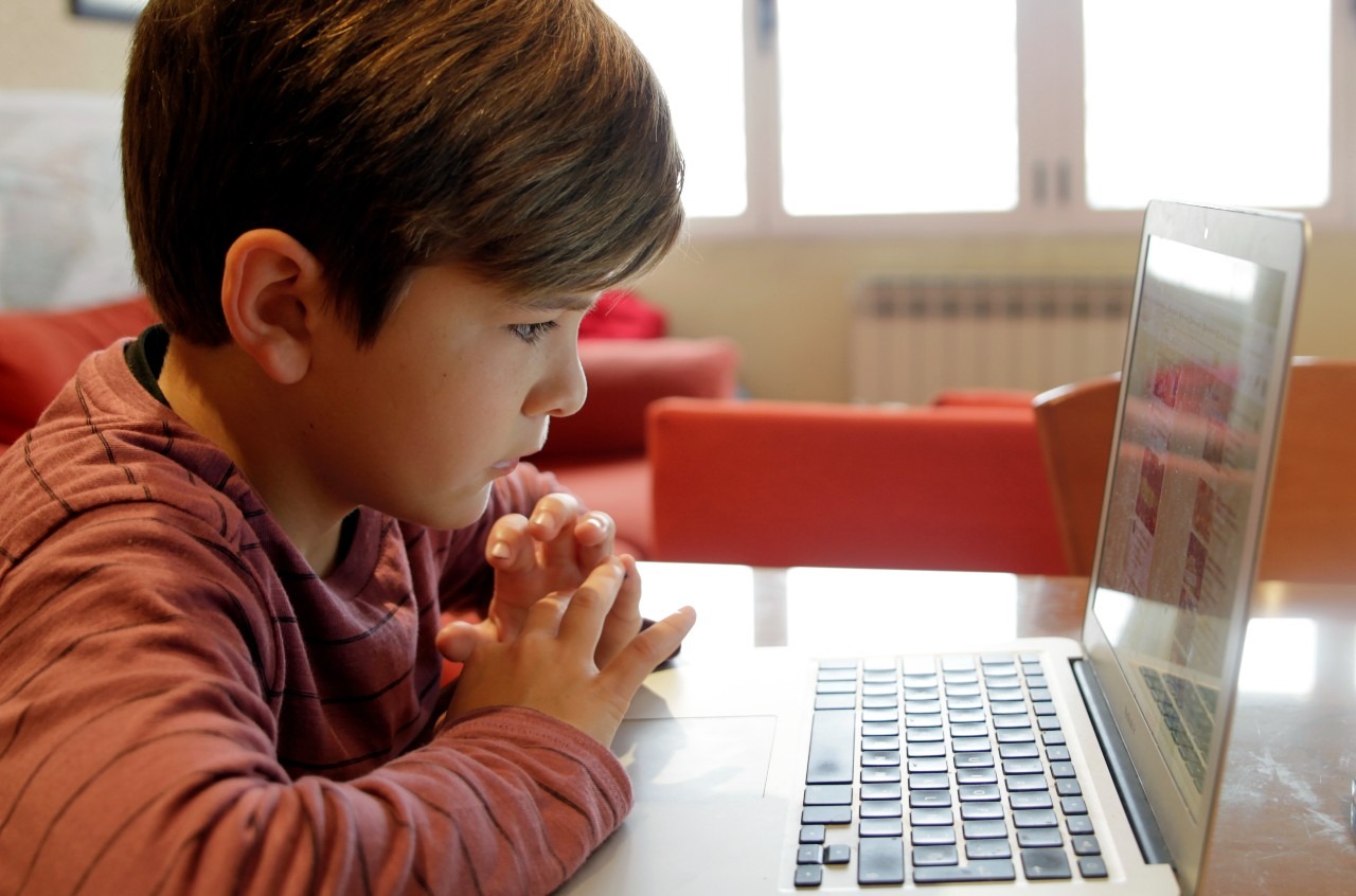 Un niño sigue las clases por internet. 