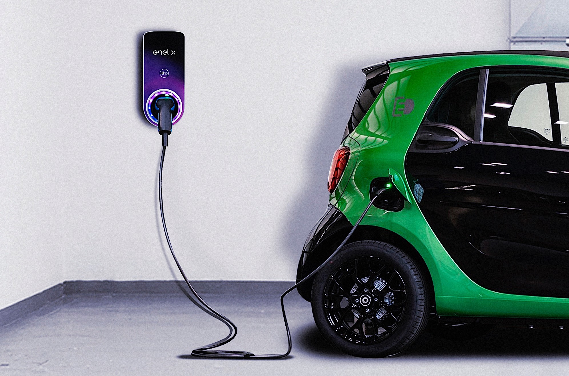 Punto de recarga de coche eléctrico JuiceBox de Enel X. Punto de recarga de coche eléctrico JuiceBox de Enel X.