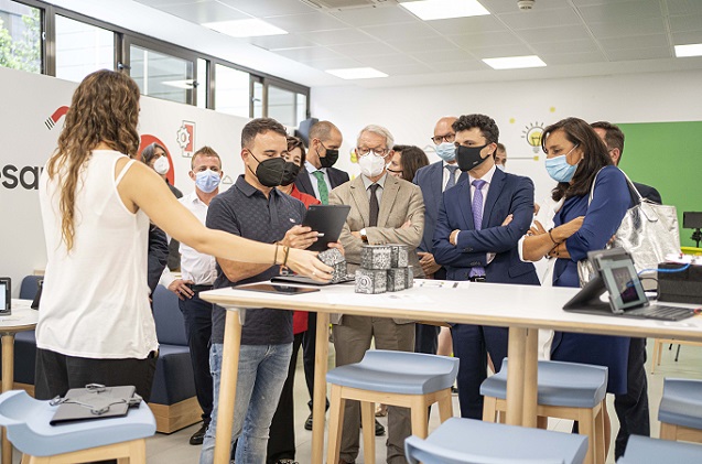 Aula del Futuro: proyecto público-privado para educar en la era digital. Aula del Futuro: proyecto público-privado para educar en la era digital.