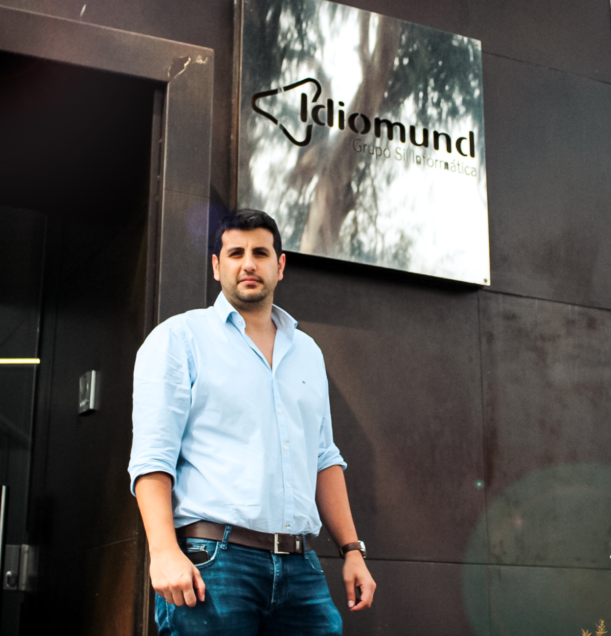 Albert Guijarro, por fuera de las oficinas de Idiomund en Blanes, Gerona. Albert Guijarro, por fuera de las oficinas de Idiomund en Blanes, Gerona.