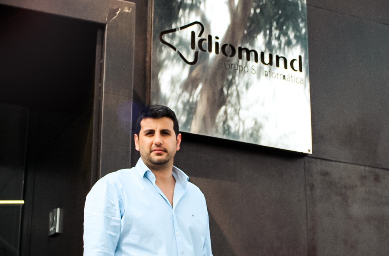Albert Guijarro, por fuera de las oficinas de Idiomund en Blanes, Gerona. Albert Guijarro, por fuera de las oficinas de Idiomund en Blanes, Gerona.