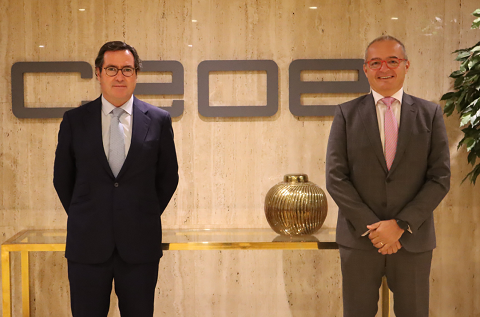Albert Triola, director general de Oracle España, y Antonio Garamendi, presidente de CEOE, en la firma del acuerdo en la sede de la Confederación  