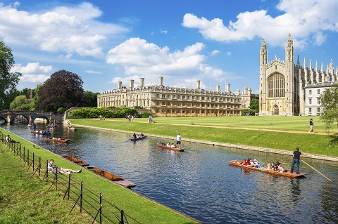 Turistas recorren el campus de la Universidad de Cambridge