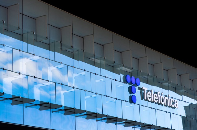 Telefónica refinancia su principal crédito sindicado y cierra la venta en El Salvador.