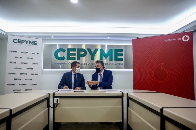 Firma Gerardo Cuerva, presidente de CEPYME, y Colman Deegan, CEO de Vodafone España.