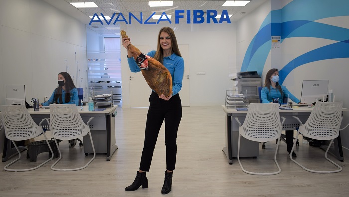 Lorena Gómez, comercial de Avanza Fibra, con el jamón de la campaña.