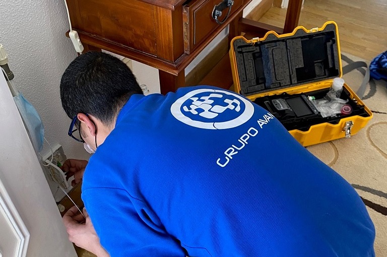 Técnico de Avanza Fibra instalando internet fibra óptica en un hogar.