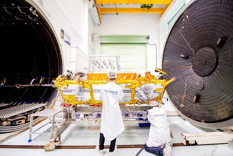 Equipos Thales Alenia Space trabajando en un satélite.