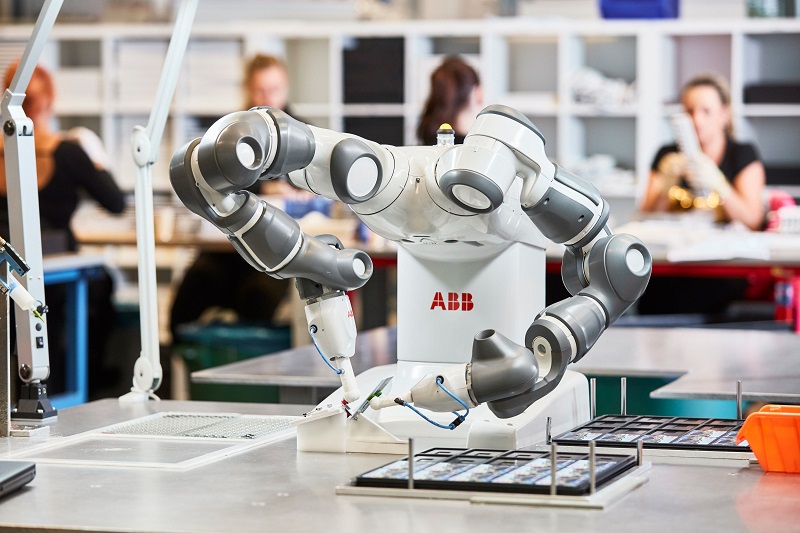 El robot colaborativo de doble brazo YuMi de ABB ensambla productos electrónicos de consumo.