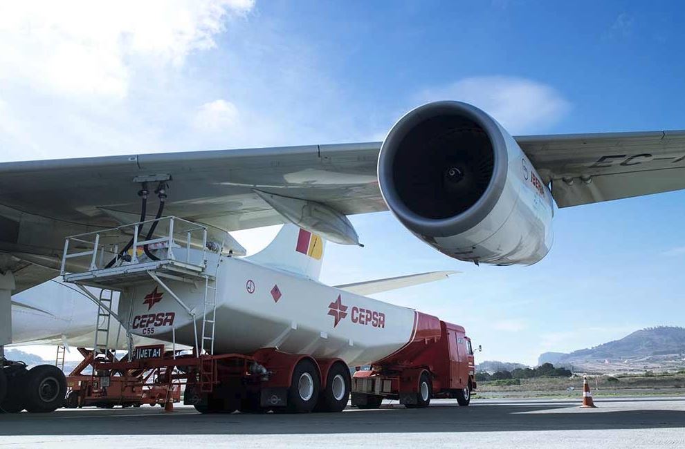 Camión de Cepsa en el reportaje de combustible de un avión.