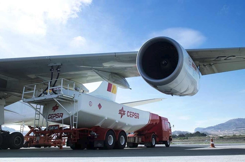 Camión de Cepsa en el reportaje de combustible de un avión. Camión de Cepsa en el reportaje de combustible de un avión.