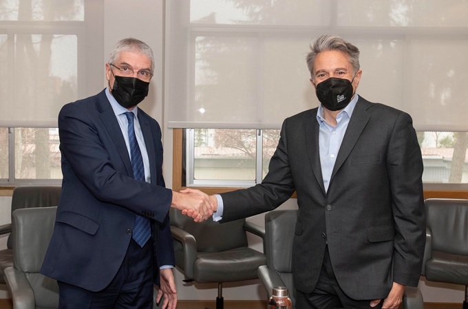 El Presidente de Renfe, Isaías Táboas (a la izquierda) y Alberto Granados, Presidente de Microsoft España El Presidente de Renfe, Isaías Táboas (a la izquierda) y Alberto Granados, Presidente de Microsoft España