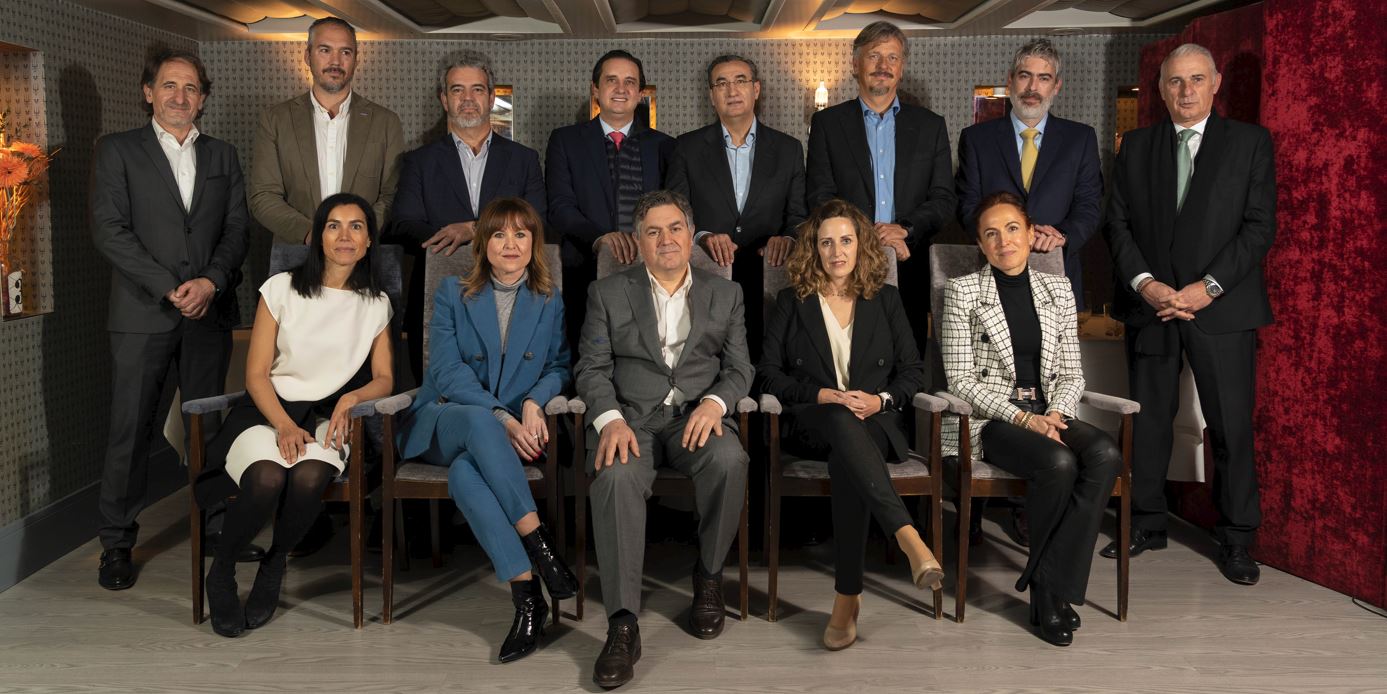 Foto de familia de los participantes en la mesa del Ranking del Canal TIC 2022.