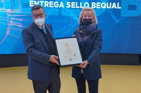Silvia Vidal, directora general de Avanade España, recoge el Sello Bequal de manos de José Luis Martínez Donoso, vicepresidente ejecutivo de la Fundación Bequal.