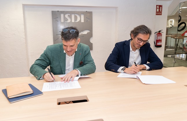 En la firma del acuerdo, Javier Olaizola (IBM) y Rodrigo Miranda (ISDI).