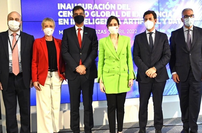 De izquierda a derecha: Luis Buezo, Carme Artigas, Jose María de la Torre, Isabel Díaz Ayuso, José de la Uz -alcalde de Las Rozas- y Carlos Izquierdo -Comunidad de Madrid-