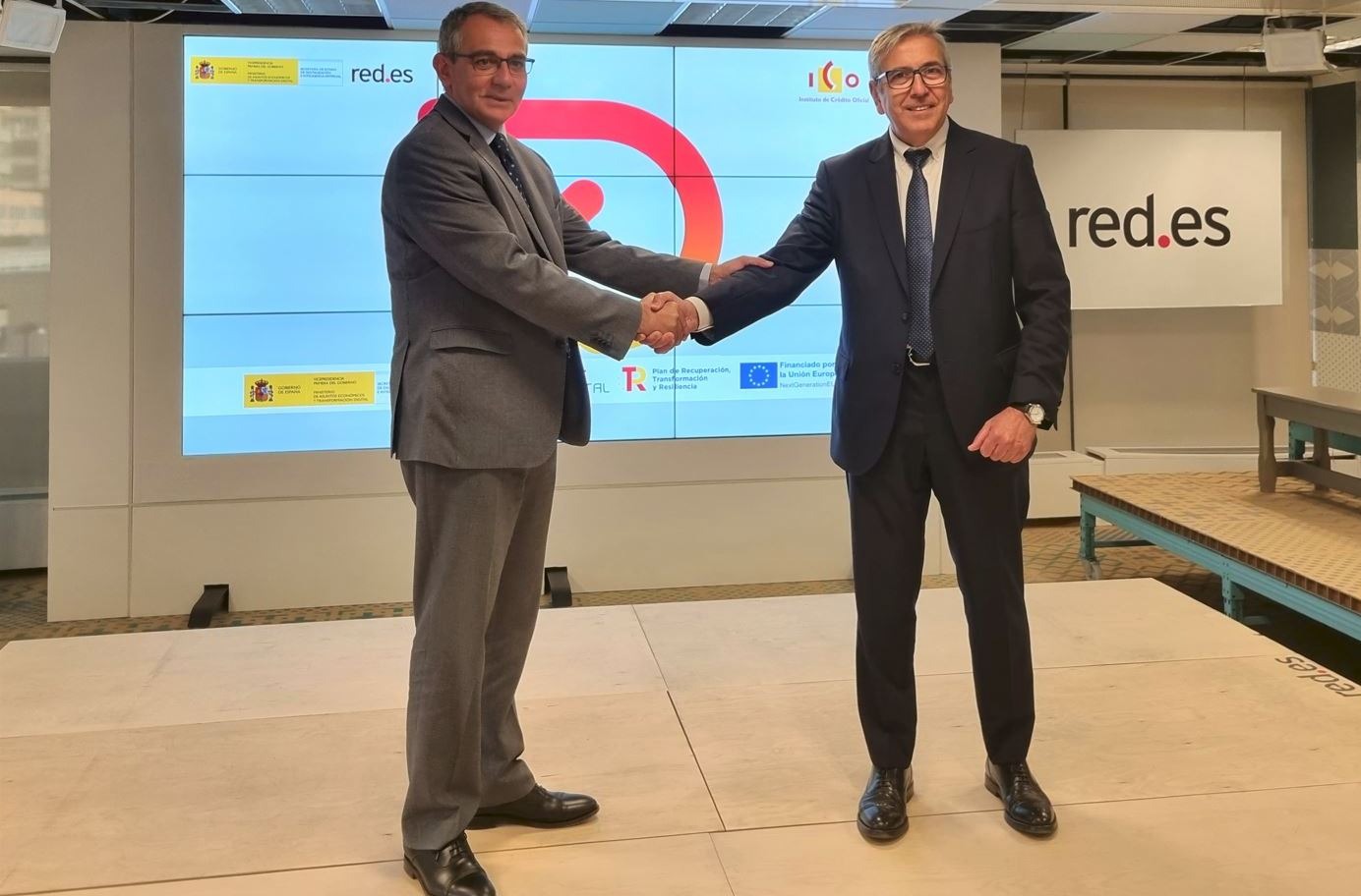Alberto Martínez Lacambra, director general de Red.es, y el presidente del ICO, José Carlos García de Quevedo. Alberto Martínez Lacambra, director general de Red.es, y el presidente del ICO, José Carlos García de Quevedo.