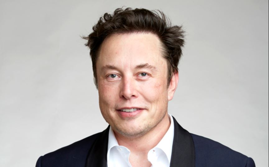 Elon Musk claudica y continua con la compra de Twitter para transformar la aplicación.