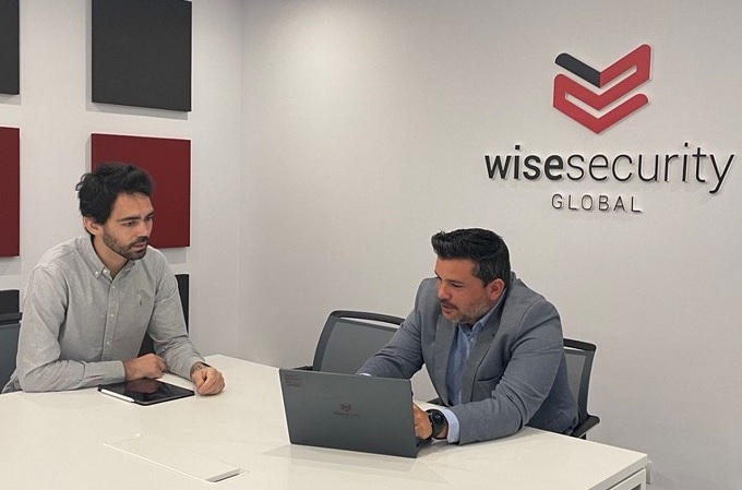 Xavi Pes y Juanjo Pérez, de Wise Security Global, toman decisiones desde su CSOC de Barcelona.