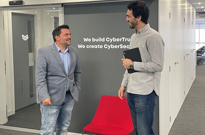 Xavi Pes y Juanjo Pérez, de Wise Security Global, toman decisiones desde su CSOC de Barcelona. Xavi Pes y Juanjo Pérez, de Wise Security Global, toman decisiones desde su CSOC de Barcelona.