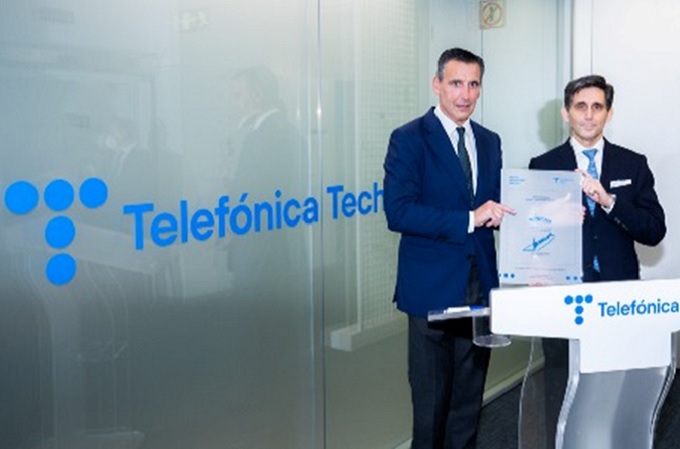 José María Álvarez-Pallete, presidente de Telefónica (a la derecha de la imagen), junto a José Cerdán, CEO de Telefónica Tech.
