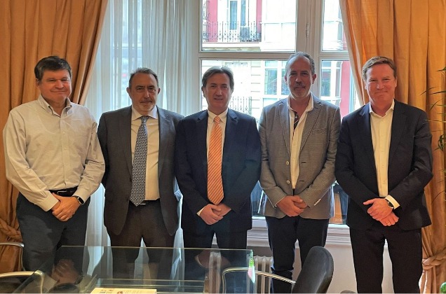 En el centro Manuel Íñigo, Fernando Antolín y José Luis Pradillo de Altai Soft, junto a Justino Martínez, director general de Zucchetti Spain (izda.) y Jaime Rodríguez, director de la división RRHH de Zucchetti Spain. En el centro Manuel Íñigo, Fernando Antolín y José Luis Pradillo de Altai Soft, junto a Justino Martínez, director general de Zucchetti Spain (izda.) y Jaime Rodríguez, director de la división RRHH de Zucchetti Spain.