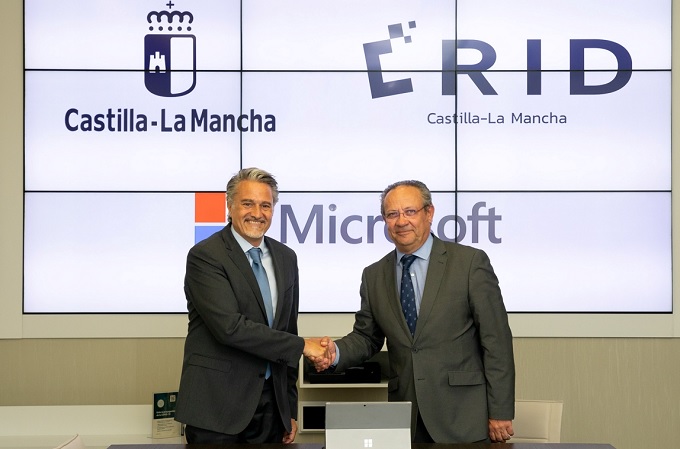 El presidente de Microsoft España, Alberto Granados -a la izquierda de la imagen-, y el consejero de Hacienda y Administraciones Públicas de la Junta de Comunidades de Castilla-La Mancha, Juan Alfonso Ruiz Molina.