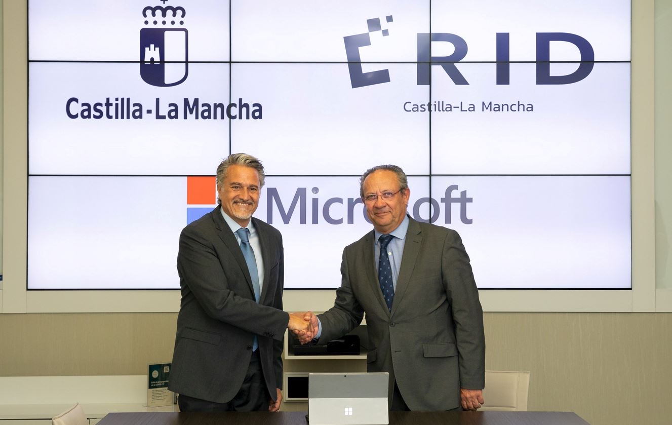 Alberto Granados, presidente de Microsoft España, y Juan Alfonso Ruiz Molina, consejero de Hacienda y Administraciones Públicas de Castilla-La Mancha.