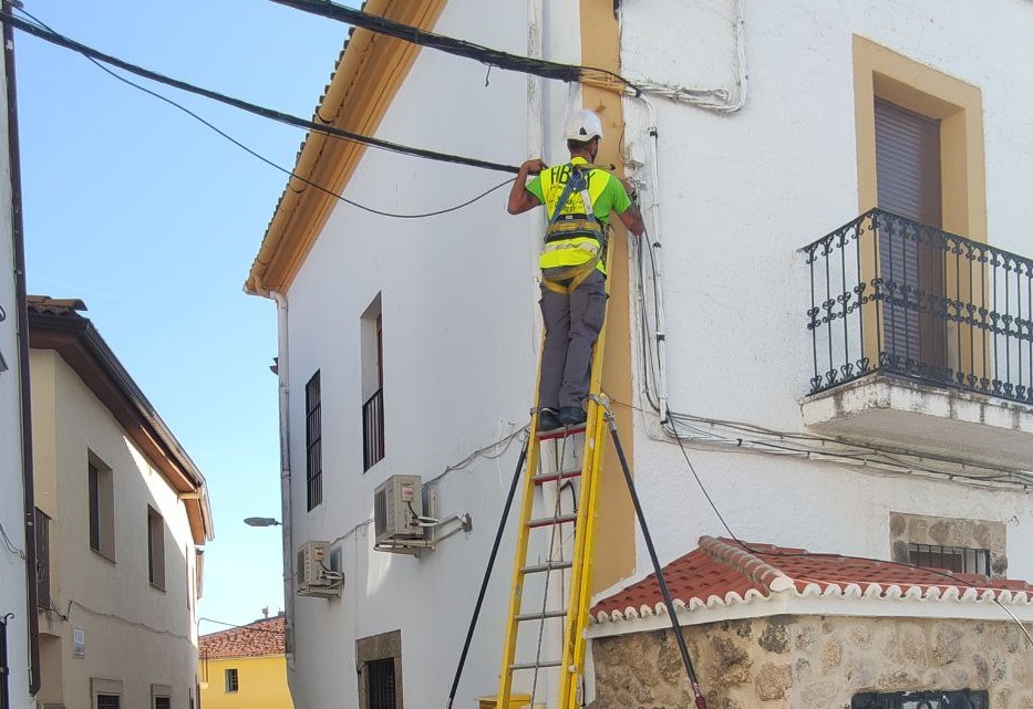 Asteo conecta por fibra 40.000 hogares extremeños en zonas rurales. Asteo conecta por fibra 40.000 hogares extremeños en zonas rurales.