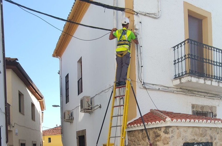 Asteo conecta por fibra 40.000 hogares extremeños en zonas rurales.