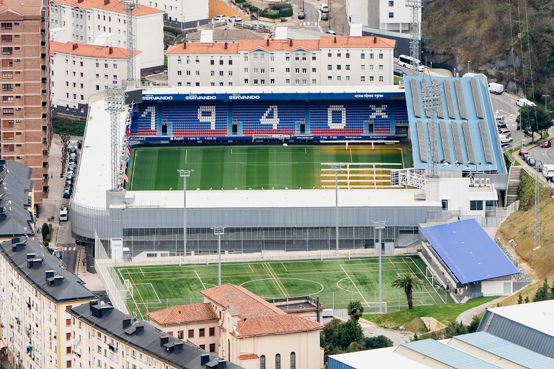 Ipurúa, estadio de la Sociedad Deportiva Eibar, con capacidad para 8.000 espectadores. 