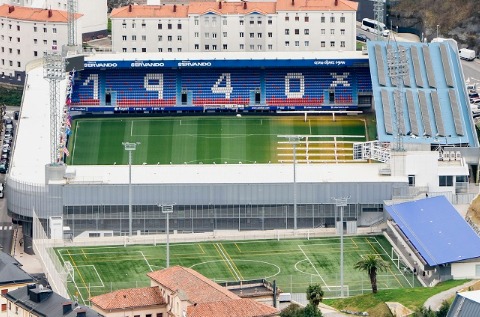 Ipurúa, estadio del Eibar con capacidad para más de 8.000 espectadores.  