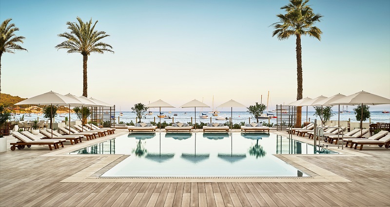 Piscina del hotel Nobu Ibiza Bay. 