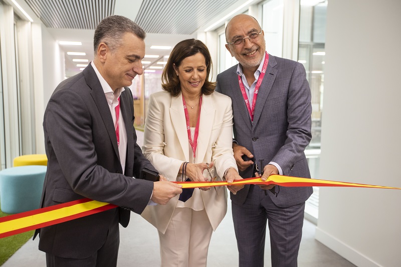 Karim Bernoussi, CEO y cofundador Intelcia; Sandra Gibert, CEO Spain & Latam Intelcia.