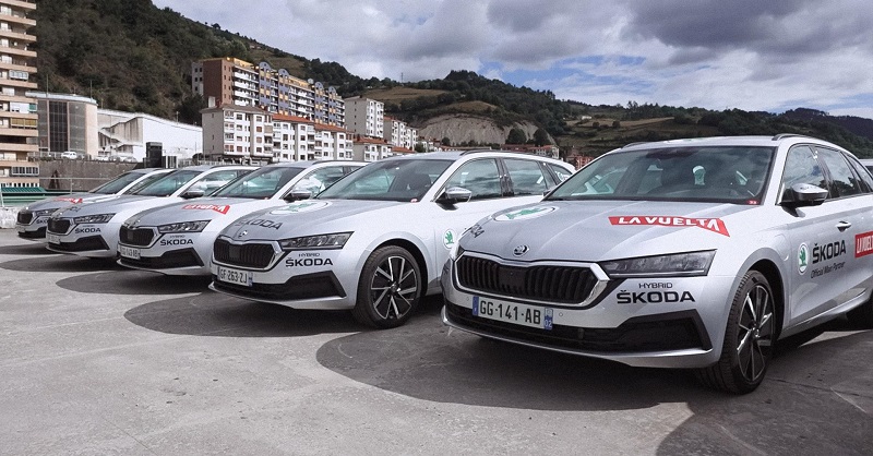 Los coches de “La Vuelta 22” se conectan por IoT gracias a Telefónica Tech y Geotab. Los coches de “La Vuelta 22” se conectan por IoT gracias a Telefónica Tech y Geotab.