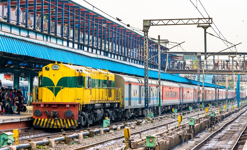 Tren de pasajeros en la estación de tren de Nueva Delhi. Tren de pasajeros en la estación de tren de Nueva Delhi.