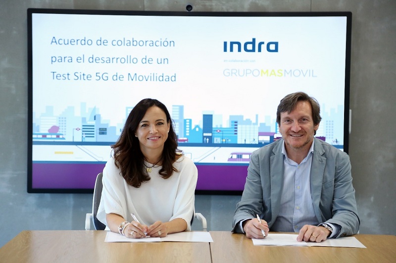 Berta Barrero, de Indra, y Pablo Freire, de MásMóvil, durante la firma del acuerdo.