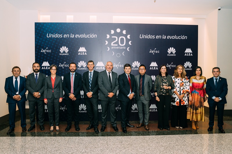 Foto de grupo de la celebración del 20 aniversario de Alea, Aotec y Huawei España.