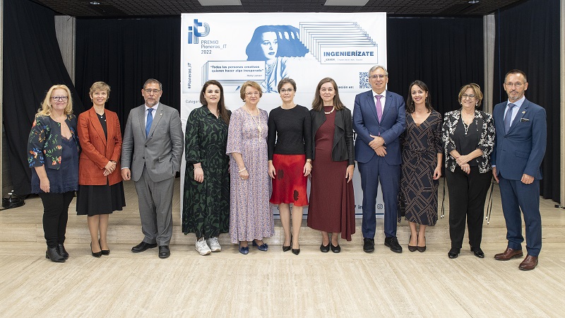 Foto de grupo de la entrega de Premio Pioneras_IT 2022. 