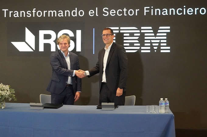 El CEO de RSI, Carlos Cervero (izq.) y el presidente de IBM para España, Portugal, Grecia e Israel, Horacio Morell, firman el acuerdo entre RSI e IBM.