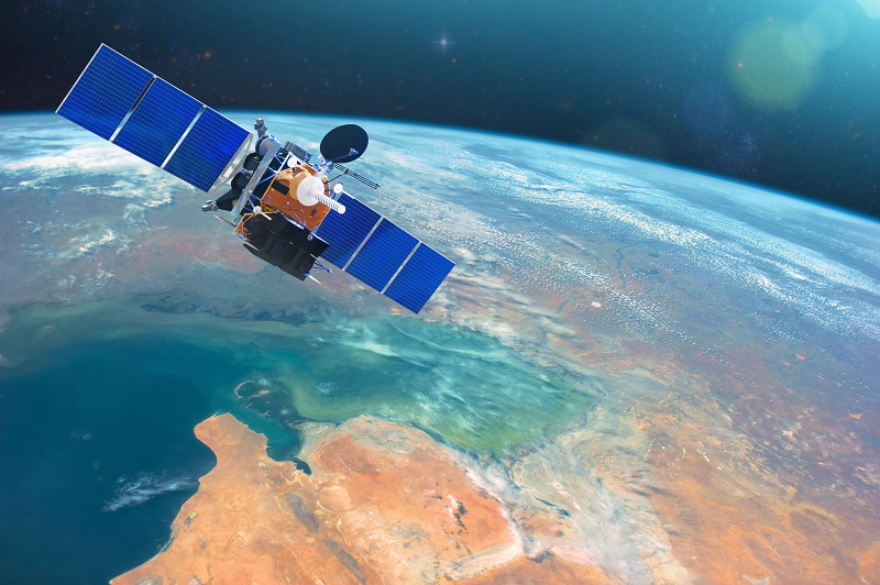 Imagen de un satélite LEO orbitando sobre la Tierra.