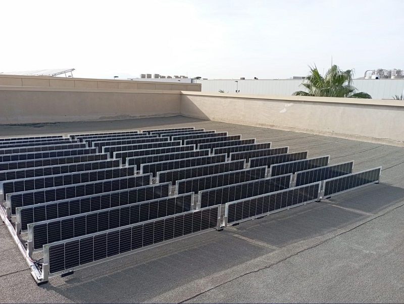 Placas solares de Over Easy en la sede central de Aire Networks en Elche (Alicante).