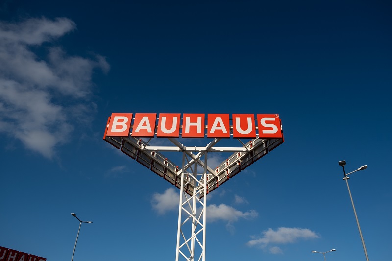 Cartel de la cadena alemana de ferreterías y bricolaje Bauhaus. 